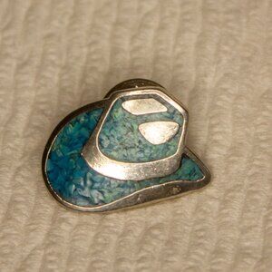 Vintage Southwestern Cowboy Hat Lapel Pin – Turquoise Chip Inlay, Silver Tone